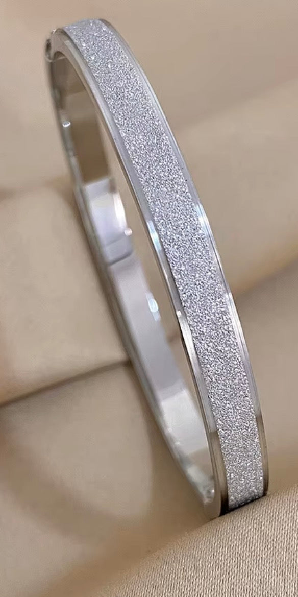 Flat sterling silver shiny bracelet hinge